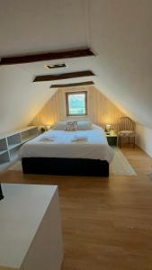 um quarto com uma cama grande e uma janela em Kuća za odmor Zora 
