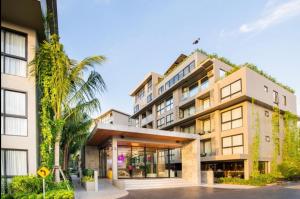 una vista exterior de un edificio en Diamond Phuket Bang Tao, en Bang Tao Beach