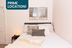 un dormitorio con una cama blanca con un cartel que diga ubicación privilegiada en Inviting 3-bed Home in Nottingham by Renzo, Victorian Features, Sleeps 6! en Nottingham