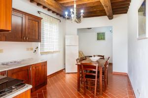 cocina con mesa y sillas en una habitación en Bruco, en Montiano