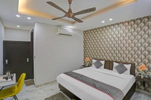 Schlafzimmer mit einem Bett und einem Deckenventilator in der Unterkunft Collection O Hotel The Telone stay in Gurgaon