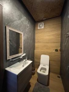 uma casa de banho com um WC branco e um lavatório. em สวนส่อผ่า&ฟาร์มสเตย์ em Mae Sai