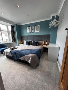 Giường trong phòng chung tại Leyland House, 3 Bedroom, Parking Space, Coventry CV5