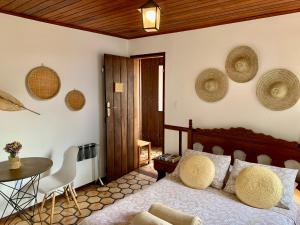 Hospedaria Tayrona في لينكويس: غرفة نوم مع سرير وسلات على الحائط