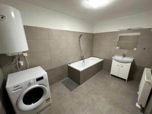 尼賴吉哈佐的住宿－City Apartman，浴室配有卫生间、浴缸和水槽。