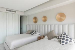 Ένα ή περισσότερα κρεβάτια σε δωμάτιο στο Luxury Condo On The Marina
