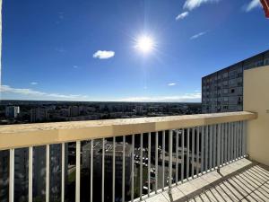 einen Balkon mit Stadtblick in der Unterkunft Duplex : dernier étage avec balcon in Le Mée-sur-Seine