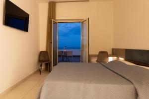 1 dormitorio con cama y vistas al océano en Terrazza sul Mare en Roseto degli Abruzzi