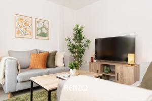 ノッティンガムにあるHomely 2-bed Home in Nottingham by Renzo, Free Wi-Fi, Ideal for Contractorsのリビングルーム(ソファ、テレビ付)