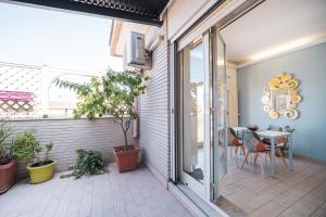 een terras met een tafel en een glazen deur bij Tiber House 60 Rome Marconi - Rome Vacation M&D in Rome