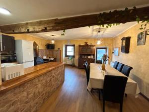 - une cuisine et une salle à manger avec une table et des chaises dans l'établissement Casa Rural Garzibaita, à Sumbilla