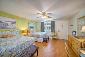 Кровать или кровати в номере Camelot Beach Suites