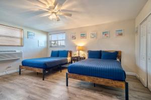 Кровать или кровати в номере Camelot Beach Suites