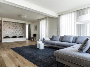salon z kanapą i dywanem w obiekcie Plenty w Szczecinie