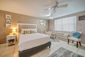 Кровать или кровати в номере Camelot Beach Suites +19 фотографий