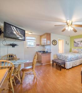 Кухня или мини-кухня в Camelot Beach Suites
