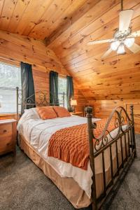 1 dormitorio con 1 cama en una cabaña de madera en Southern Grace, en Pigeon Forge