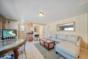 Телевизор и/или развлекательный центр в Camelot Beach Suites