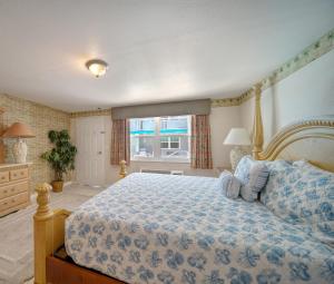 Кровать или кровати в номере Camelot Beach Suites