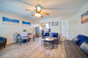 Гостиная зона в Camelot Beach Suites
