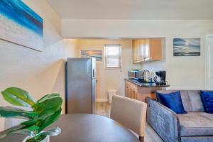 Кухня или мини-кухня в Camelot Beach Suites
