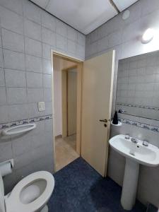 a bathroom with a toilet and a sink at Departamento temporario céntrico in Corrientes