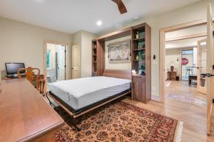 1 dormitorio con 1 cama y sala de estar en Amenity-Packed Holiday Home, en Weaverville