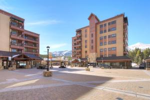 un estacionamiento vacío frente a algunos edificios en Village at Breck Studio 4217, en Breckenridge