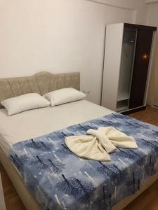 a bed with two towels on top of it at Anamur Butik Otel in Anamur