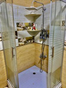 eine Dusche mit Glastür im Bad in der Unterkunft Pyramids hills view apartment in Kairo