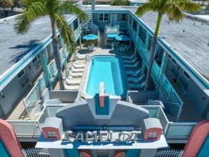 Бассейн в Camelot Beach Suites или поблизости