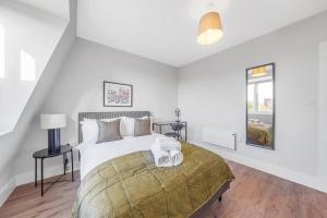 a bedroom with a bed with two stuffed animals on it at Tranquil 2-Bed Oasis in Tooting 20 min to Central in London