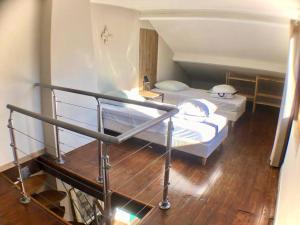 Saint-Pierre-ChérignatにあるChalet à la campagneのベッド2台と階段が備わる客室です。