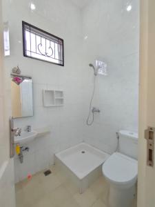 Ванная комната в Villa Kandara Hanjawar Puncak