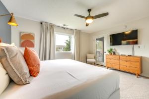 1 dormitorio con 1 cama blanca grande y vestidor en Branson Getaway with Balcony and Ample Amenities!, en Branson