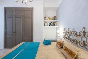 - une chambre avec un lit et une couette bleue dans l'établissement Don Juan de Málaga 2 La Catedral, à Malaga