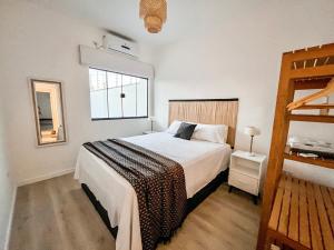 ein Schlafzimmer mit einem großen Bett und einem Fenster in der Unterkunft Casa Piscina Aquecida Canto Del Mare in São Sebastião