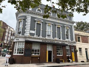 a building on the corner of a street at Stay in Kings Cross in London