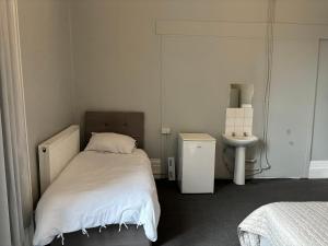 ein kleines Schlafzimmer mit einem Bett und einem Waschbecken in der Unterkunft Stay in Kings Cross in London