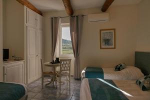 Logis Hôtel La Bastide des Monges客房内的一张或多张床位