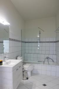 y baño con lavabo, aseo y bañera. en Stylianos House 1 en Leonídion