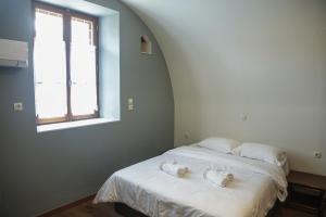 1 dormitorio con 1 cama con 2 toallas en Stylianos House 1 en Leonídion