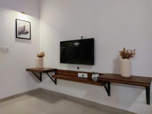 TV a/nebo společenská místnost v ubytování The Cana's Coorg