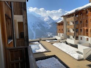 a view of the mountains from the balcony of a building at Résidence L'Étoile d'Orion - Appartement au pied des pistes in Orcières