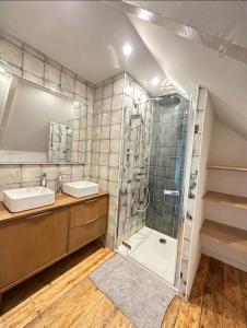 ein Bad mit einer Dusche, 2 Waschbecken und einer Dusche in der Unterkunft Vents Marins in Saint-Quay-Portrieux
