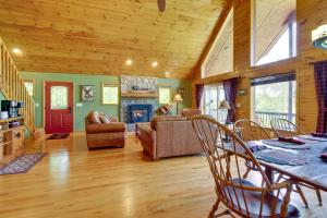 Posezení v ubytování Murphy Cabin with Hot Tub, Fire Pit and Mountain Views