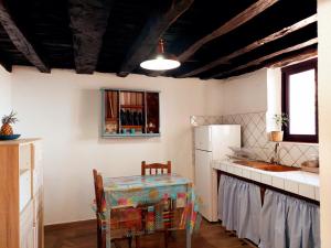 eine Küche mit einem Tisch und einem Kühlschrank in der Unterkunft Casa Venus in Sabinosa