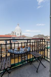 uma mesa com pratos de comida numa varanda em Blu Parthenope Suites em Nápoles
