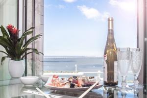een tafel met een bord eten en een fles wijn bij Oriente 57 Housing by APT IIN in Lissabon