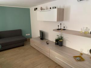 ein Wohnzimmer mit einem Sofa und einem TV in der Unterkunft Orto siculo house-3 in Catania